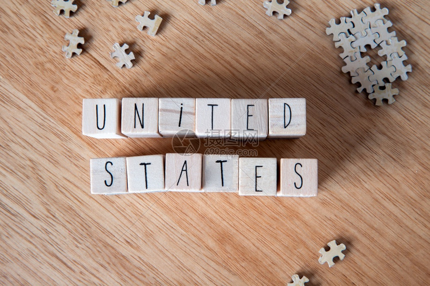 美利坚合众写在木制背景纹理上的木制立方体美利坚合众写在木制背景上的立方体形象的美国人标题