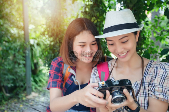 远足年轻的旅游亚洲女背包一起走来去欢乐地拍着照片和观光在假日概念旅行上放松时间图片