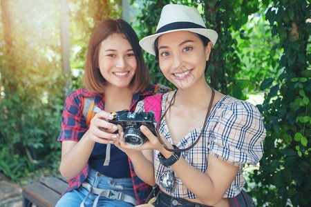 亚洲女背包一起走来去欢乐地拍着照片和观光在假日概念旅行上放松时间快乐的假期朋友们图片