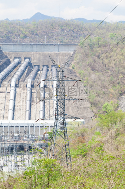 电线杆和发厂输塔从发厂输的站信号塔建造金属丝技术图片