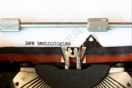 文学老的便携旧式打字机上面写有新技术的文字图片