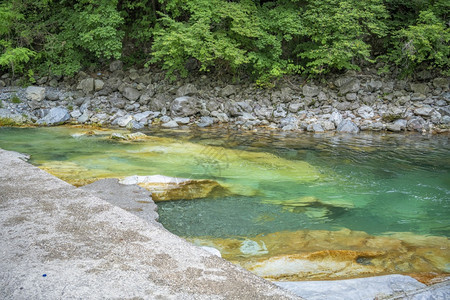 吸引力塞里奥河及其绿水塞里亚纳山谷贝加莫和平它的图片