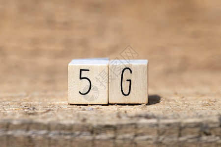 速度服务木背景移动或技术概念上的木立方体技术名称5G商业图片