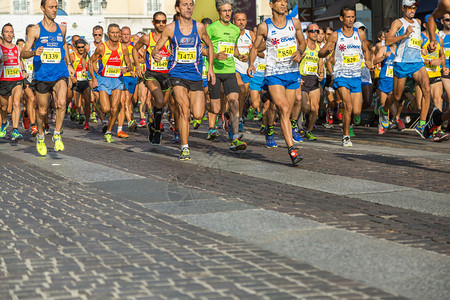 城市的黑色国际马拉松赛跑人们在城市马拉松的道上脚踏民行人活力图片