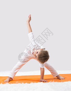 穿白衣服练习瑜伽的小男孩图片