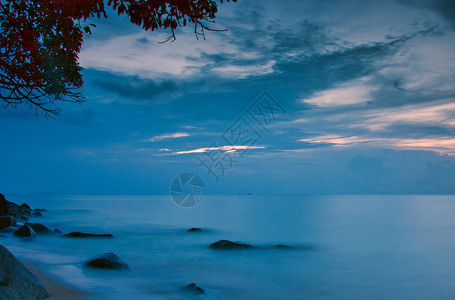 马来西亚蒂欧曼岛屿和海洋的傍晚早美丽平静的海景风光照亮了宁静的夜晚蓝色海岸美丽图片