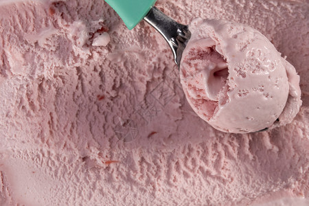 牛奶甜点草莓味口冰淇淋的顶端视图盒里有勺子清爽图片
