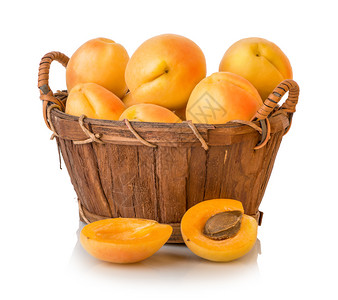 市场新鲜的韦克篮子中产果汁成熟杏子以白色背景孤立在篮子中食物图片