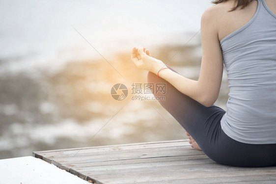 健康妇女放松休息在户外与坐正座位置的zen一起静思瑜伽时进行冥想Young运动概念美丽的白色年轻图片