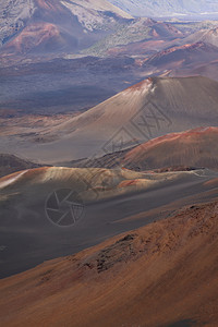 历史报告A火山景观与许多坑的景象沙漠图片