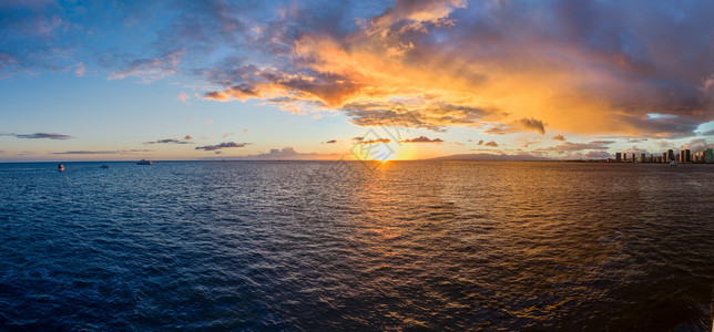 美国云黄昏日落到太平洋怀基海滩金色夏威夷日落图片