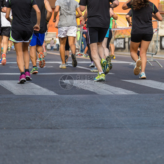 丰富多彩的移动跑步国际马拉松赛跑比城市道路上的脚踏民图片