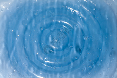 白色的蓝盆地顶层丙烯酸板上水滴抽象明亮图片