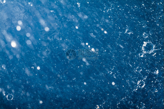 蓝盆地顶层的丙烯酸板上水滴缩合湿丙烯酸纤维图片