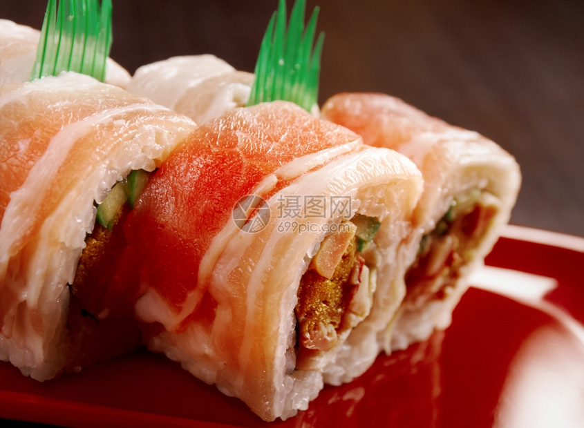 日本菜食配培根的寿司卷营养丰富亚洲人一顿饭图片
