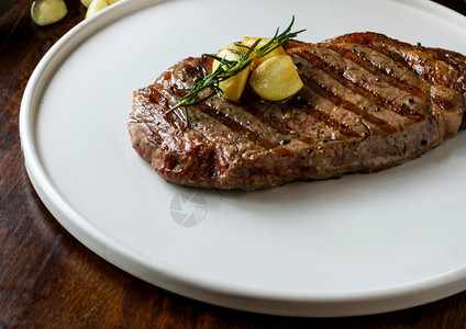 生肉牛排黑安古斯质肉牛排肋眼稀有的炙烤图片
