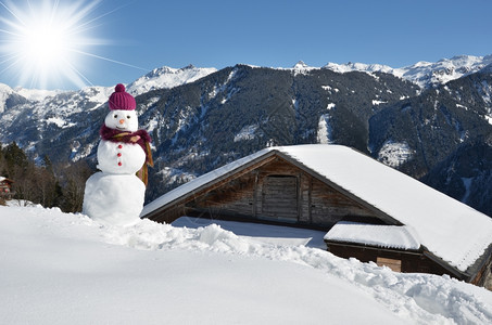 雪人对抗阿尔卑斯山全景帽蓝色的圣诞老人图片