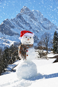雪人对抗阿尔卑斯山全景季节红色的假期图片