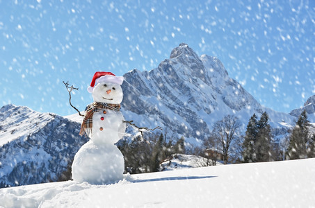 清除新的圣诞节雪人对抗阿尔卑斯山全景图片