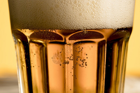 带有泡的玻璃啤酒节日黄色的饮料图片