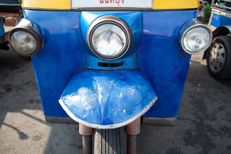 老的文化在泰国一辆这类汽车前面有三辆独特的车头灯这辆是泰国图片