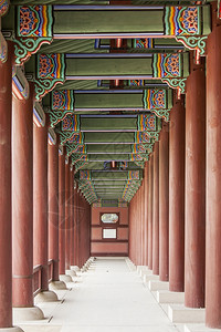 景福红色的传统韩国首尔Geunjeongmun门或庆博京贡宫建筑群第三道大门的龙头显示一排红柱上面有白漆木梁图片