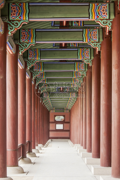 景福红色的传统韩国首尔Geunjeongmun门或庆博京贡宫建筑群第三道大门的龙头显示一排红柱上面有白漆木梁图片