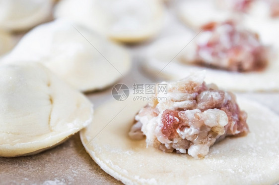 家制作自的面袋将肉夹在团上制造自的面圈俄罗斯食品制作自的面饼将肉排在团上生产自制的面卷子过程粉午餐图片