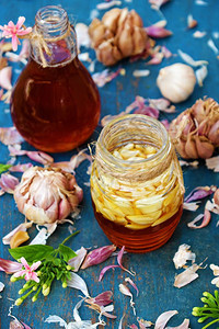 橙花园高的来自然草药蜂蜜中浸泡的大蒜一种用于皮肤护理保健的草药三罐蓝底酸盐的健康食品图片