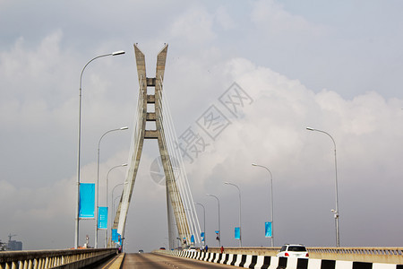 非洲连接Lekki和Ikoyi暂停使用桥交通Lekki里程碑的Cable停建桥灯收费图片