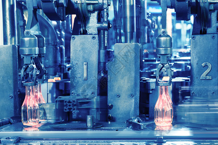 调色材料传送带上的热玻璃瓶由制造商热红瓶在工厂沿着传送带移动Toning传送带上的热玻璃瓶由制造商可选择的图片