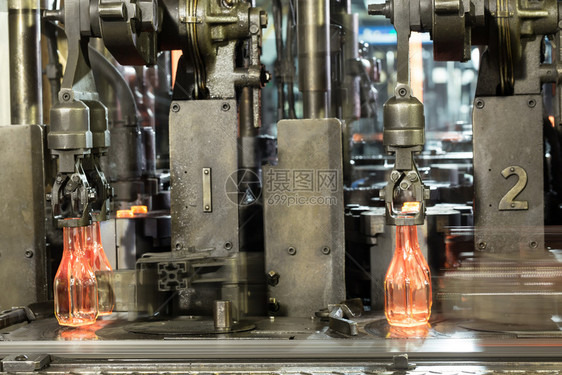 腰带工具瓶子传送上的热玻璃瓶由制造商热红瓶在工厂沿传送带移动上的热玻璃瓶由制造商图片