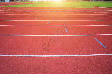 画跑步运动员体育场白线和户外体育场赛马红色橡皮道的纹身是8条田径和绿草地有白色运动场和履带图片