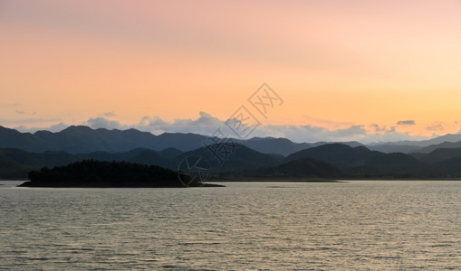 泰国KaengKrachan湖的山日光下美丽自然风景泰国有KaengKrachan湖储藏室池塘地平线碧武里图片