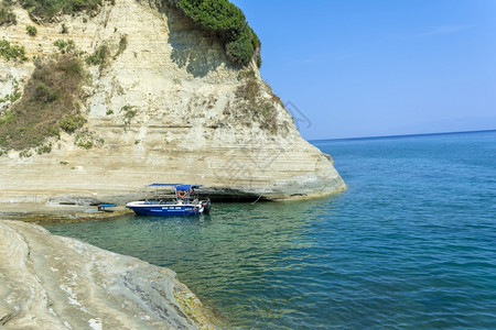 地中海蓝色的希腊科孚岛2018年月21日希腊科孚岛的岩石海滩希腊科孚岛的岩石海滩八月图片