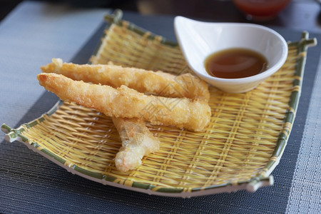 盘子贝类金黄竹盘上加酱油的红辣椒鱼传统亚类烹饪的海鲜菜图片