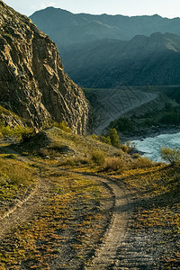 旅行自然通往山上的沥青路阿尔泰山上的路通往上的沥青路阿尔泰山上的路积极图片