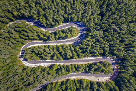 多于风景结从无人驾驶飞机对山区公路的曲线和基础设施概念的空中观6105图片