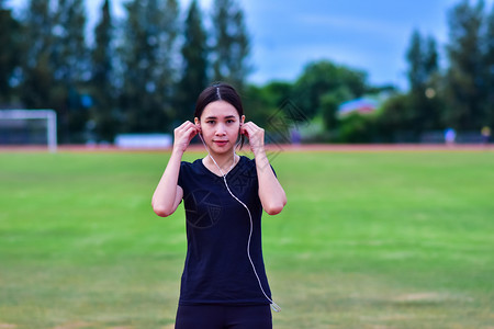 活动锻炼力妇女跑步或运动者孩步时听音乐图片