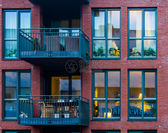 旅行拥有阳台和窗户的美丽现代公寓新荷兰铝结构建筑镇房屋图片
