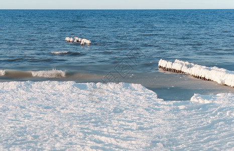霜风景优美裂开水中的海冰被结壳覆盖的断开水所裂包括冰结地和断开水中的海冰脆皮图片