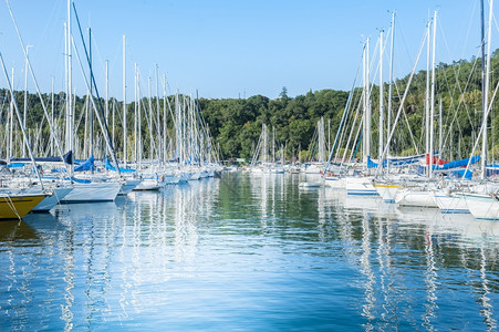码头帆镇2015年7月8日意大利的里雅斯特西亚纳州斯迪市在港口停泊的快艇图片