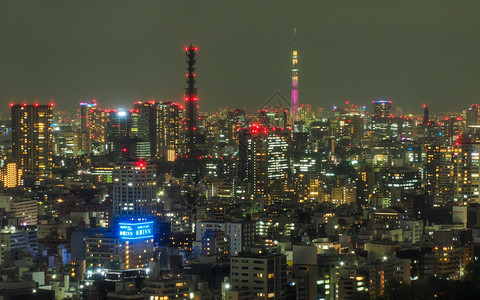 观察地标东京2019年夜光照耀东京天树高升在市线上方现代的图片