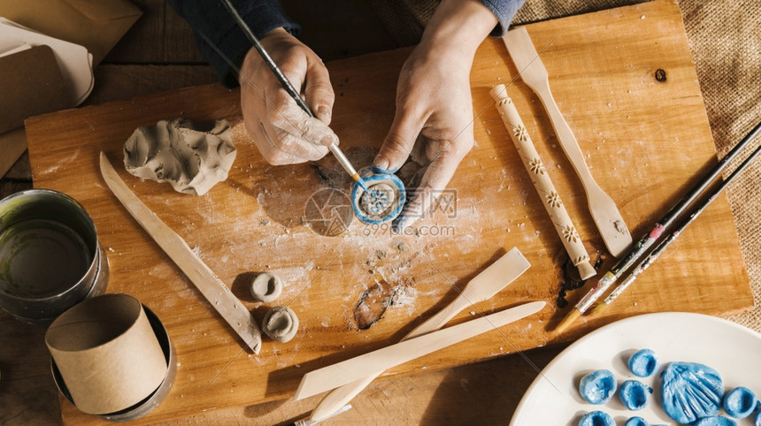 高角度人雕刻艺术品高分辨率照片质量爱好工装裤衣领高清图片下载-正版图片307810001-摄图网