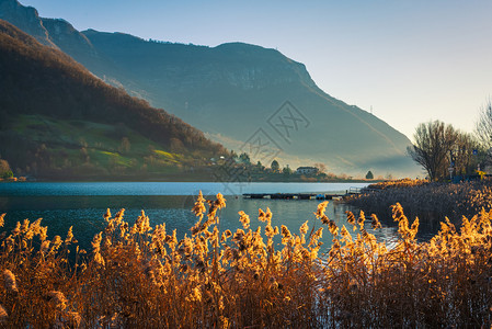 海岸户外假期日落时该湖位于意大利伦巴迪州瓦莱卡利纳的Bergamo附近图片