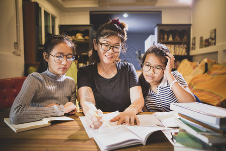 房间肖像幸福在现代教室里笑着脸的亚洲青少年学生和女教师牙齿状图片