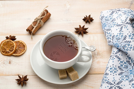 茶杯热和餐巾纸杯热和木桌餐巾庆祝多于子图片