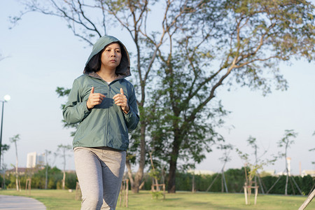 锻炼亚洲妇女在早园健康生活方式和体育概念中慢跑的亚裔妇女步快乐的图片
