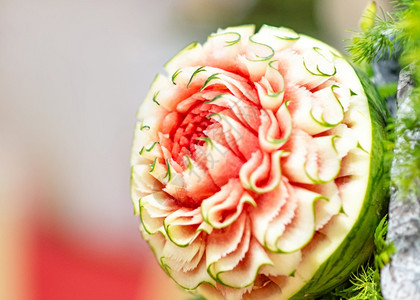 接待水果和蔬菜雕刻显示泰经水果雕刻装饰西瓜甜点图片