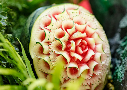 甜的哈密瓜水果和蔬菜雕刻显示泰经水果雕刻装饰文化图片
